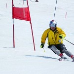 右腕が下がっている×