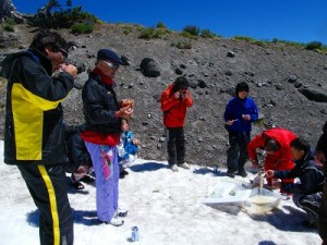 雪上で食べるソーメン 雪上で食べるソーメン