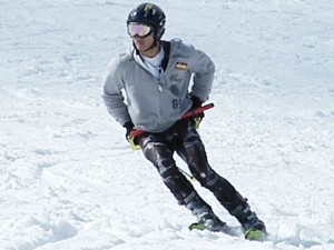 スキーが後ろから入っています