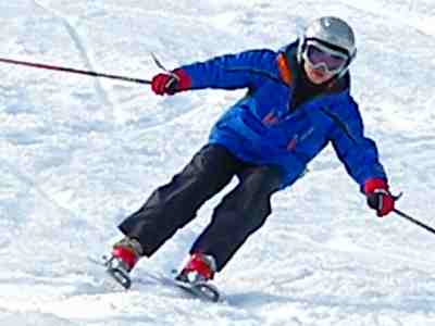 左内スキーに乗って左肩下がりの内倒フォーム