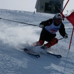 右膝が曲がりすぎです。もっと左腰を回さないようにしましょう 右膝が曲がりすぎです。もっと左腰を回さないようにしましょう