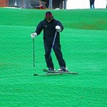 ポジションが後傾で真上に飛んでいるのでスキーがバラバラ