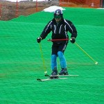 両スキーにしっかり乗っていないので片スキーだけジャンプしています