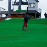 飛んでからストックを着いてターンしています