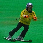 スピードがあるので両スキーがたわんでいます。Good！