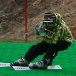 スキーをグイグイ加速させている完璧なクローチング姿勢