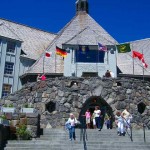 挨拶に行った後、日の丸を掲げて歓迎してくれました