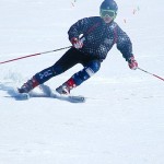 力強いパワーライン（肩→外腰→絞った膝→足首）