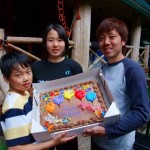 お誕生日に甘い甘いケーキとシャンペンでお祝い