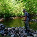 フォームが様になっている釣り師「ひで」さん