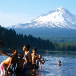 美しいマウントフッドをバックにスイミング