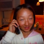 パパ、ママからの電話で顔がゆるむ‥