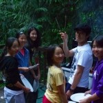 美女５匹に囲まれて嬉しそうなイケメンコーチ