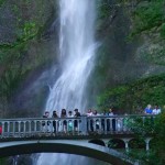 近くで見ると　益々　大きい滝をバックに