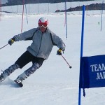 鷲のように次のポールに狙いをつけているグッドフォーム