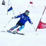 今にも肩を押されたら後ろに倒れてしまいそうな後傾