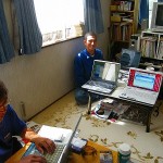 腰が痛いけど…原稿を書いています