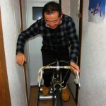 こーやって肘で押さえれば簡単！簡単！