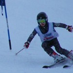 両膝が曲がっているのは重心がスキーの間にある証拠