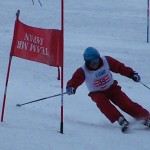 右腕をあげてレベルをしっかり保っている理想的なフォームの野○選手