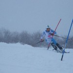 重心がポールよりターン内側の見事な逆手◎