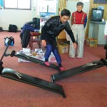 下には何も無いですよ！ビブを見せましょう