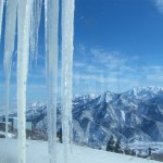 ４メートルもある大きなつららと会津の山々を望む