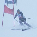 腰が回っているので左膝が曲がっています。ヒップローテーションを防止しましょう