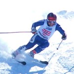 Aフォームで腕を上げている素晴らしいケン選手