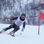 左の写真のようにポールから逃げる上体がベストです