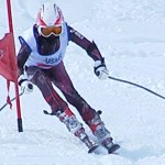 スタンスの狭さは内倒の主因です。腰を後ろに取らず上下差をつけましょう