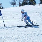 ポールに入る前にスキーが前に来てしまっています×