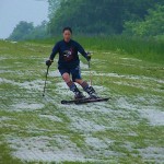 膝が前に折れるクセがでています。それは弱い膝使いです