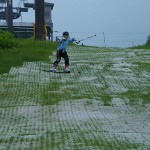 ストックを振り回しながら後傾で滑っていました