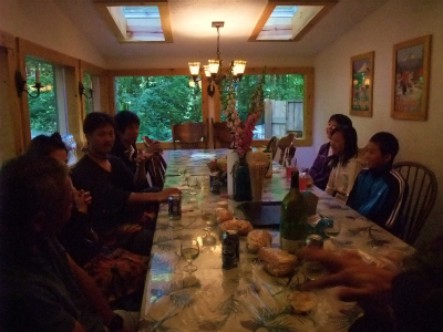 お昼ご飯、いやお昼クロワッサン・サンドウィッチで乾杯！