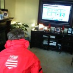 USMRレインウェアで、TV用グーグルパソコンの操作中のクリスコーチ