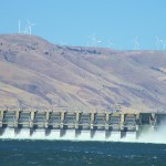 ダムの上までウィンドミルで一杯！