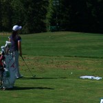 一球ずつ後方から狙いを定めてのルーティーンは大切! 一球ずつ後方から狙いを定めてのルーティーンは大切!