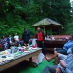 絶妙な司会「ティム」さん　スプーンをマイクに見立てて‥