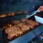 顔大のステーキが焼ける迄、皆ですることは？