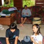 アダルトは釣り道具の点検ですが‥奈◎は器具を回して遊び‥