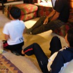 投げるゆうの後ろで尻の穴に指を突っ込んでいじめている○○の証拠写真