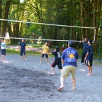 裸足になっての「ビーチバレー」