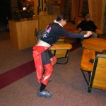 上体がつぶれて膝が曲がっているイメージのな○み選手