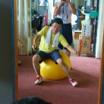 固い股関節をボールストレッチで可動域を広げましょう