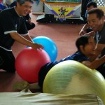 宇宙遊泳をしながら度胸とバランス養成しているゆ○選手