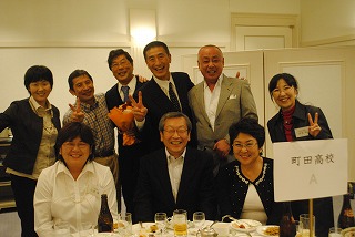 最初の卒業生と陸上部の仲間達 最初の卒業生と陸上部の仲間達