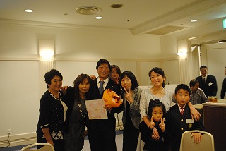 代々木高校と市ヶ谷商業の卒業生とお子様 代々木高校と市ヶ谷商業の卒業生とお子様