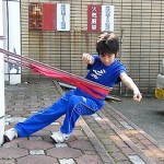 腕も前に出して膝を絞る◎