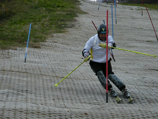 重心がポールの内側に入り、右腰のリードで左膝が絞れ、伸びています◎ 重心がポールの内側に入り、右腰のリードで左膝が絞れ、伸びています◎